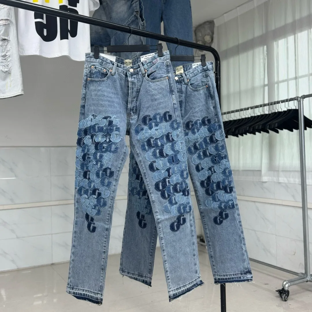 #8062 P286💰 GALLERY DEPT.G letter patch pudding 5001 denim washed and distressed spliced jeans -Original purchase and pattern making to truly restore the ultimate vintage texture -Original hardware accessories, washed and other elevators, QR code analysis are all purchased from the original factory, high degree of restoration, you are welcome to compare with a certain product ~ -Three-dimensional version Loose and comfortable, not picky about the figure, taller and slimmer, factory Seiko, original factory quality control, same style for men and women, can be matched with couples Versatile recommendation: must-have jeans for all seasons Color: blue Size: S-XXL (28-36)